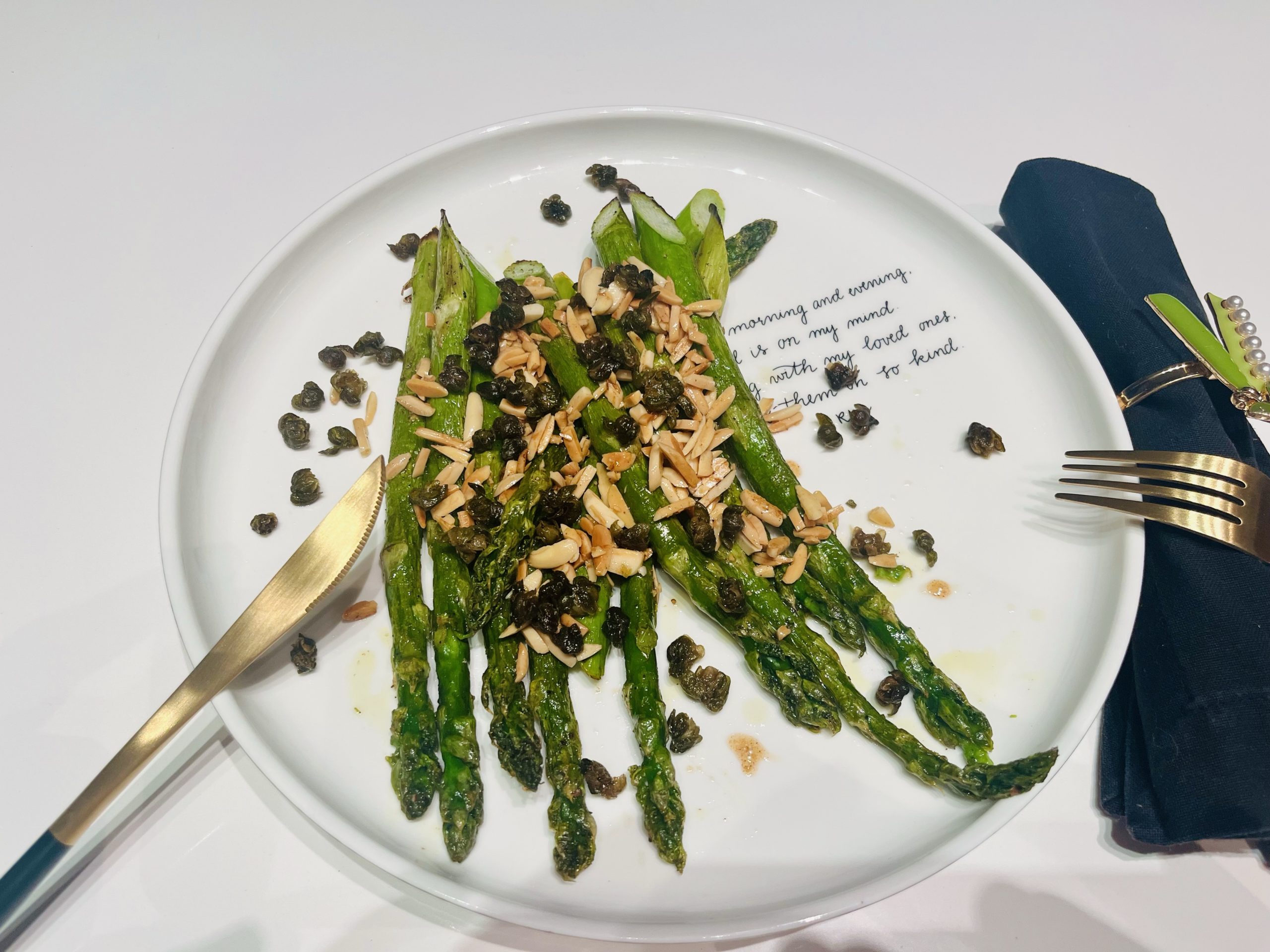 Ofen-Spargel mit Mandel und Kapern